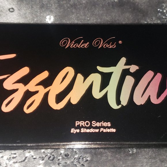 Violet Voss Essentials Eye Shadow Palette $25 - Picture 3 of 6
